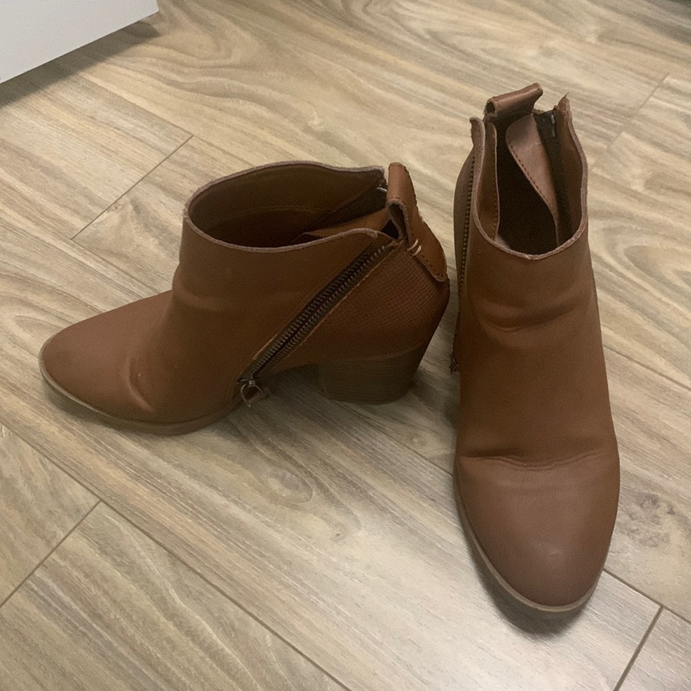 Size 7.5 dv Brown Ankle-Height Boots